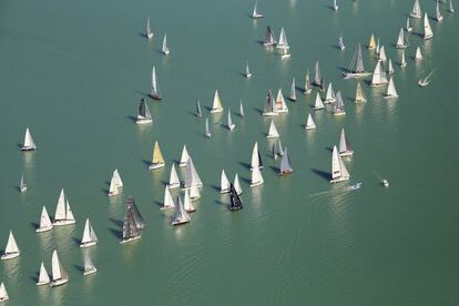 Barcos compiten en la 49 Regata Blue Ribbon, que se disputa en el Lago Balaton, en Balatonfuered, a 124 kilómetros de Budapest (Hungría).