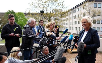 La ministra alemana de Defensa, Christine Lambrecht, responde preguntas de los periodistas durante la reunión de los ministros de Defensa de 40 países en Ramstein, Alemania.