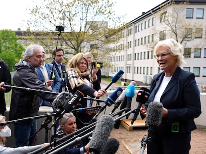 La ministra alemana de Defensa, Christine Lambrecht, responde preguntas de los periodistas durante la reunión de los ministros de Defensa de 40 países en Ramstein, Alemania.