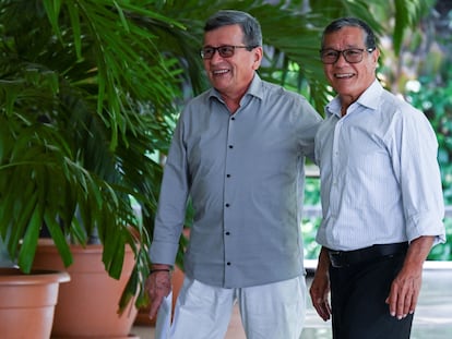 Los comandantes del ELN Pablo Beltrán y Nicolás Rodríguez Bautista, alias Gabino, en la Habana, el 2 de mayo de 2023.