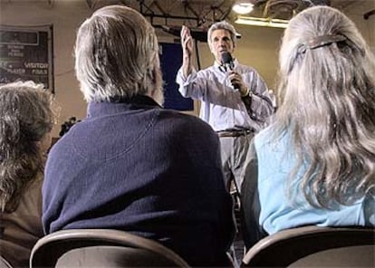 John Kerry se dirige al público durante un mitin celebrado el lunes en un colegio de Wisconsin.