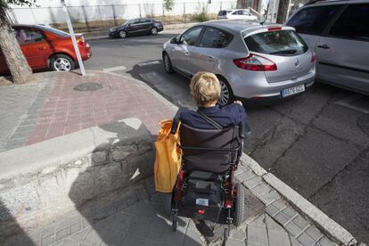 Maite se enfrenta cada día a un muro que está ubicado frente a su casa y a lo largo de toda la acera. Hasta el primer paso de cebra. Para sortearlo tiene que maniobrar con dificultad, antes de enfrentarse al siguiente obstáculo: el bordillo.