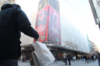 Compradores en la calle Preciados de Madrid.