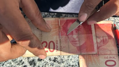 Israel hat seit Ausbruch des Krieges weder neues Papiergeld in den Gazastreifen gelassen, noch hat es beschädigtes Papiergeld entfernt. Auf dem Bild ist ein Detail des Banknotenreparaturprozesses zu sehen, aufgenommen am 15. April in Khan Yunis, Gaza.