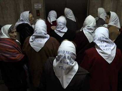 Madres de la Plaza de Mayo esperan el ascensor en el Ministerio de Defensa argentino.