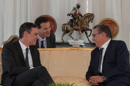 El presidente del Gobierno, Pedro Sánchez, y el primer ministro de Marruecos, Aziz Ajanuch, este miércoles en Rabat.