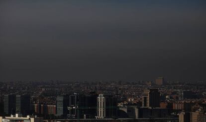 Contaminación en Madrid, zona de Méndez Álvaro desde un parque de Entrevías.