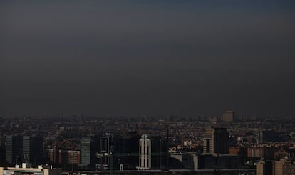 Contaminación en Madrid, zona de Méndez Álvaro desde un parque de Entrevías.