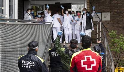 Los sanitarios del Hospital de Igualada saludan desde la entrada.