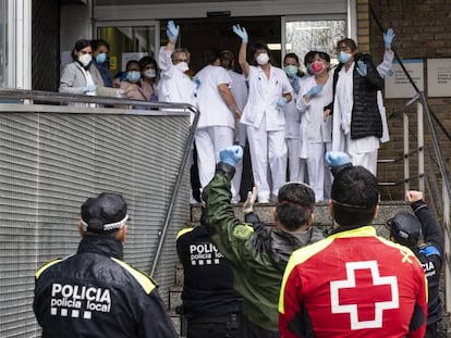 Los sanitarios del Hospital de Igualada saludan desde la entrada.