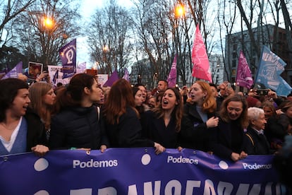 La ministra de Igualdad, Irene Montero, junto a otras representantes de Podemos, en la manifestación del 8-M de Madrid.  "Estamos desbordando las calles, celebrando las conquistas de derechos de los últimos años y diciendo con claridad que somos más y que no vamos a dar un paso atrás", ha dicho Montero. 