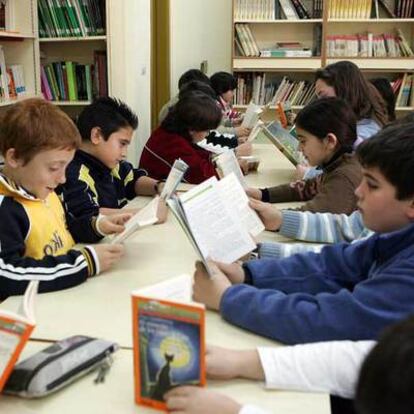 Alumnos en una biblioteca escolar.