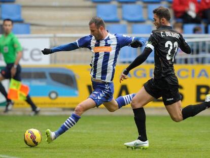 El jugador del Alavés Despatovic realiza un lanzamiento ante la presencia de Delgado, del Leganés.