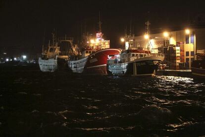 Barcos amarrados en el puerto de Vigo, una de las quince comunidades que están hoy en alerta por rachas de viento fuerte de hasta 110 kilómetros hora en el noroeste peninsular y por lluvias que en puntos de la comunidad gallega