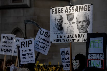 Manifestantes piden la liberación de Julian Assange frente a la Corte de Justicia en Londres, el pasado 21 de diciembre.