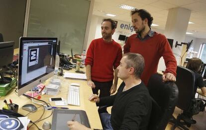 Gerard Vidal e Iker Hernández, ambos de pie, en la sede de Enigmedia en San Sebastián.