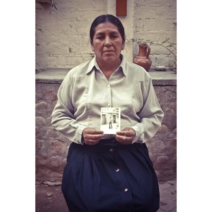 Sergia Flores, viuda de Albino Quicaño, sostiene una fotografía en la sede de la Asociación Nacional de Familiares de Secuestrados, Detenidos y Desaparecidos del Perú (Anfasep) de Ayacucho.