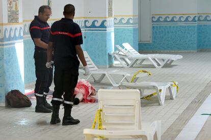 Personal sanitario junto al cadáver de un turista muerto tras el ataque terrorista en un hotel en la ciudad tunecina de Susa.