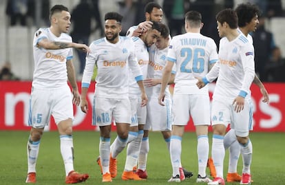 Los jugadores del Olympique celebran un gol.