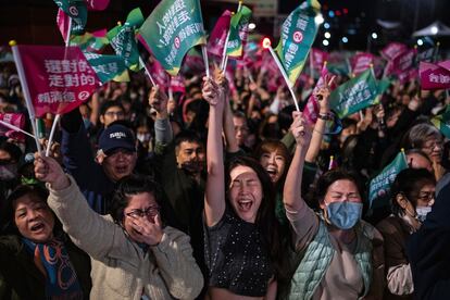 Seguidores del ganador Partido Progresista Democrático celebraban este sábado los resultados de los recuentos parciales, cerca de la sede de la formación, en Taipéi.