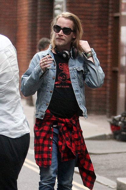 Macaulay Culkin fumando un cigarro por las calles de Londres en mayo de 2014.
