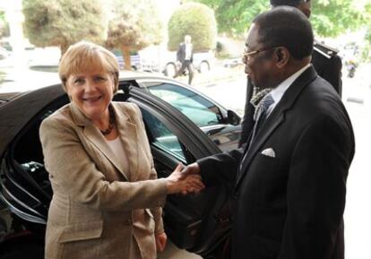 La canciller alemana Angela Merkel saluda a James Victor Gbeho, el director del la Comunidad Económica de Estados de África Occidental, en Abuja (Nigeria)