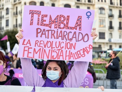 Una mujer sostiene una pancarta en una manifestación en Santander, el pasado 8 de marzo.