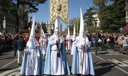La hermandad de Malasaña celebra el Domingo de Ramos.