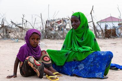 Hawo Mohamed se despertó una mañana y descubrió que una docena de cabras de su rebaño había muerto, supo que su vida como pastora tocaba a su fin. En la imagen, la pastora afectada por el cambio climático, con su hija Yasmin en su parcela de Berbera, en Somalilandia.