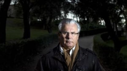 Baltasar Garzón, en el parque del Retiro, tras la entrevista.