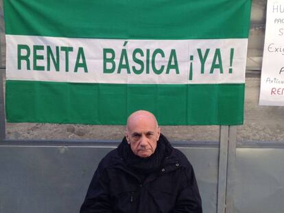 Paco Vega, esta ma&ntilde;ana en M&aacute;laga, en su 38&ordm; d&iacute;a de huelga de hambre en demanda de la renta b&aacute;sica.