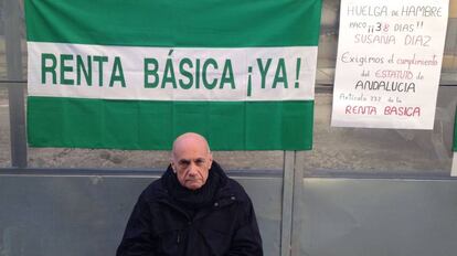 Paco Vega, esta ma&ntilde;ana en M&aacute;laga, en su 38&ordm; d&iacute;a de huelga de hambre en demanda de la renta b&aacute;sica.