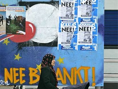 Una mujer, ante carteles que piden el <i>no</i> a la Constitución en Amsterdam.