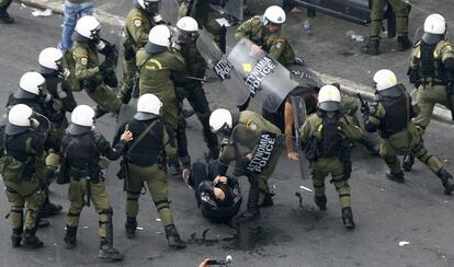 Manifestantes, rodeados y golpeados por la policía durante la protesta contra la visita de Merkel a Grecia.