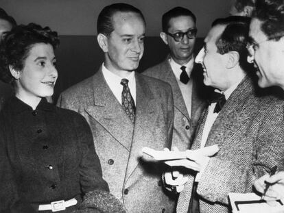 Jacobo &Aacute;rbenz Guzm&aacute;n (centro) habla con periodistas franceses en Par&iacute;s en 1955.
