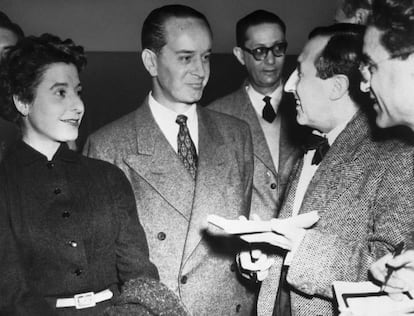 Jacobo &Aacute;rbenz Guzm&aacute;n (centro) habla con periodistas franceses en Par&iacute;s en 1955.