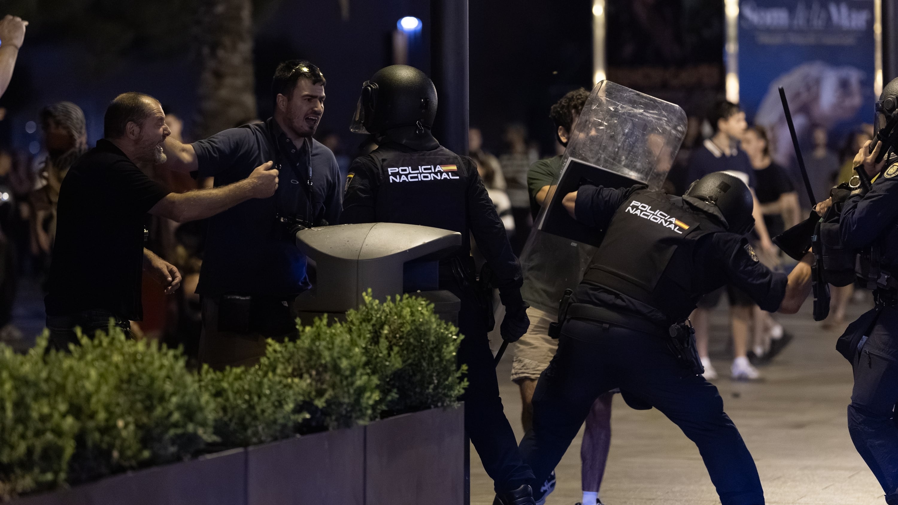 La Policía defiende las cargas contra manifestantes antimasificación en Palma y el delegado del Gobierno cuestiona su actuación