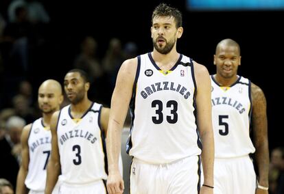 Marc Gasol sale de la pista junto a sus compañeros, Jerryd Bayless, Wayne Ellington y Marreese Speights.