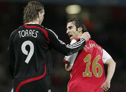 Fernando Torres consuela a Flamini.