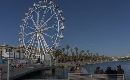 La noria navideña del Moll de la Fusta de Barcelona.