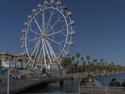 La noria navideña del Moll de la Fusta de Barcelona.