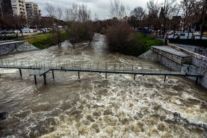 Crecida del río Manzanares junto al anillo ciclista en el tramo entre el Puente de los Franceses y la A6.