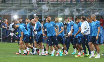 Tras el calentamiento, los jugadores del Real Madrid —con la única ausencia del francés Raphael Varane, lesionado—, realizaron ejercicios con balón.