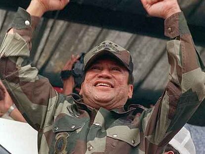 El general Noriega saluda a sus seguidores durante un desfile en mayo de 1988.