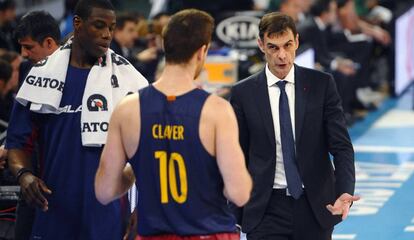 Bartzokas da instrucciones a Claver