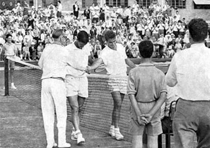 Roy Emerson y Manolo Santana, grandes amigos, se saludan al término de su partido, ganado por el español, en la final de 1965.