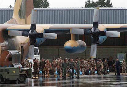 Miembros de la fuerza de accin rpida de la Brilat embarcan en un Hrcules C-130 con destino a Kuwait, ayer en el aeropuerto de Santiago de Compostela.