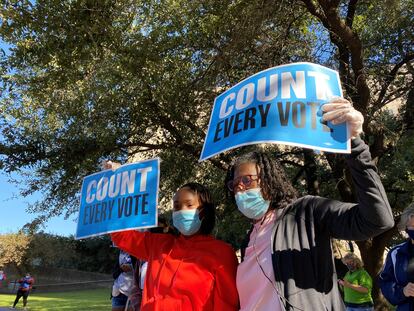 Una mujer y su nieta piden en Houston que se cuente cada voto en las pasadas elecciones de 2020.