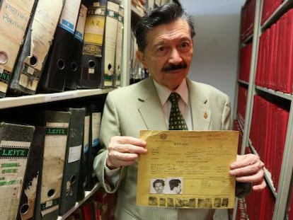 Mart&iacute;n Almada muestra su ficha policial en el rodaje del documental. 