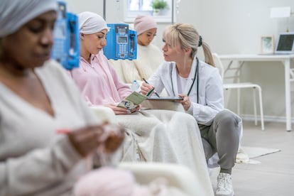 Una oncóloga atiende a sus pacientes en una clínica de cáncer.